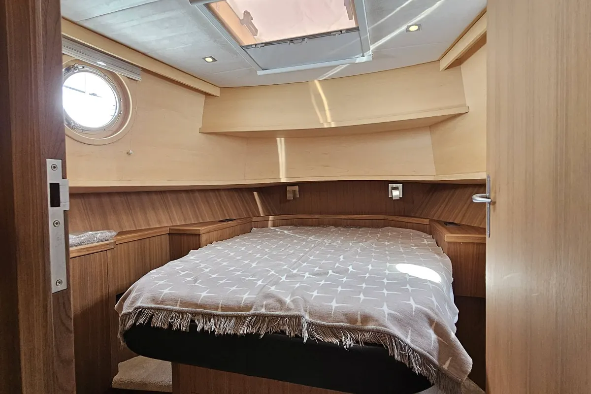 Van Den Hoven Executive 1700 84
