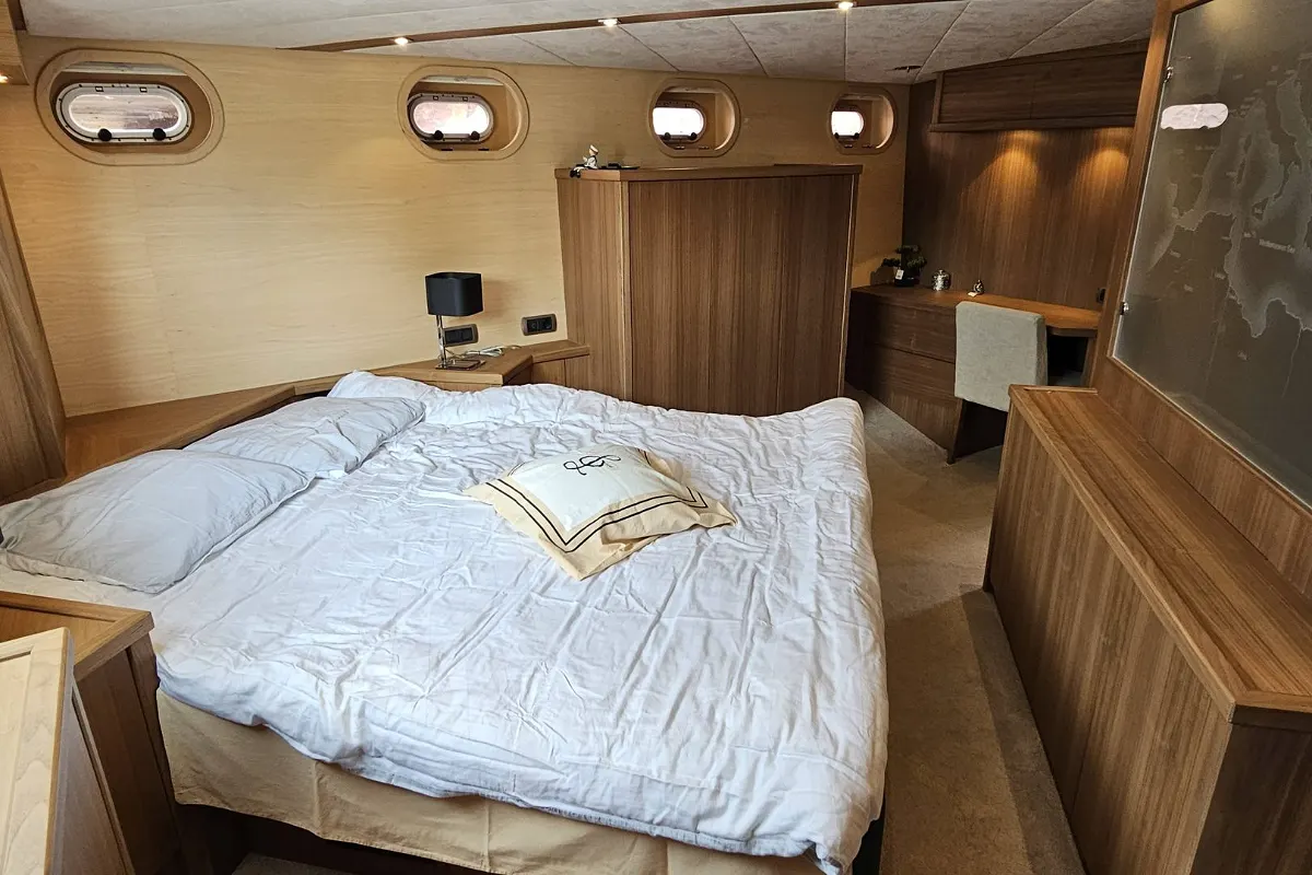 Van Den Hoven Executive 1700 89