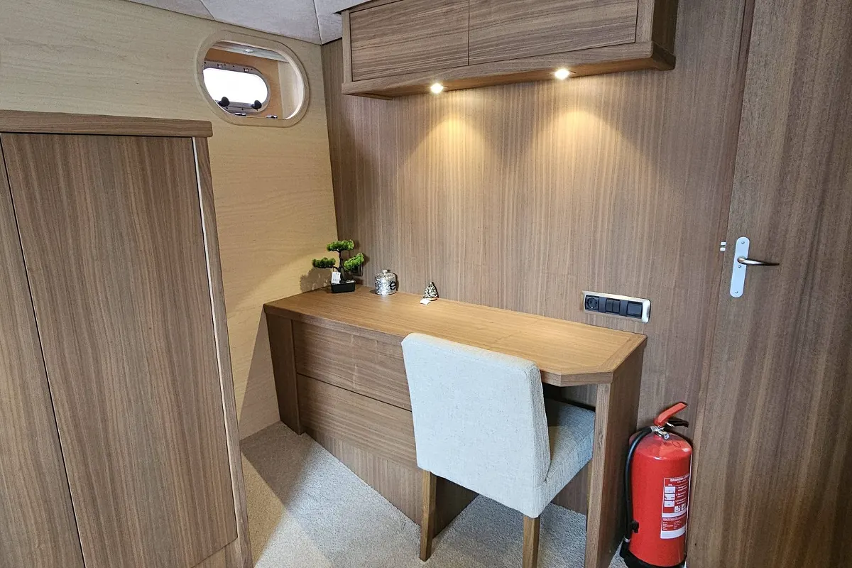 Van Den Hoven Executive 1700 90