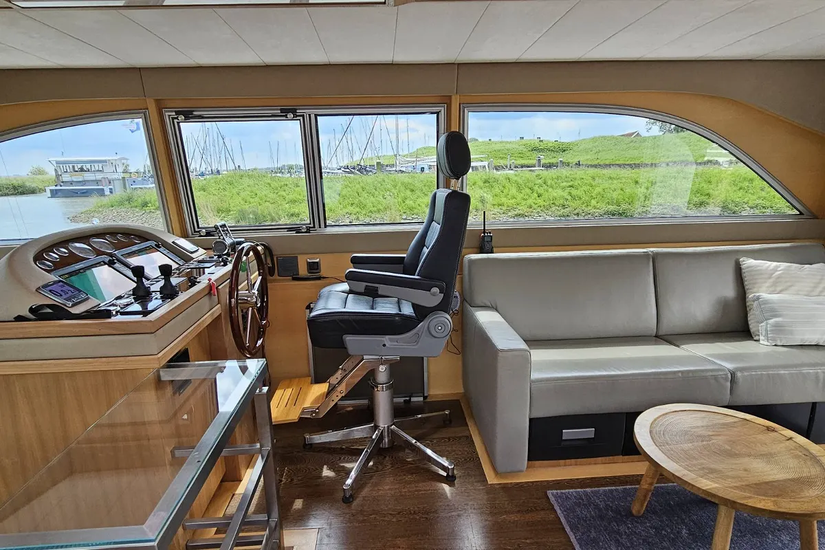 Van Den Hoven Executive 1700 99