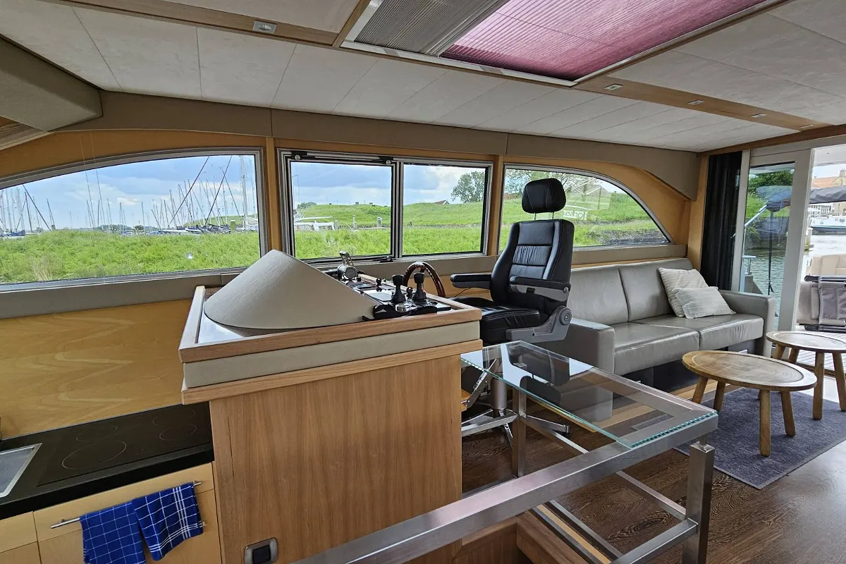 Van Den Hoven Executive 1700 102