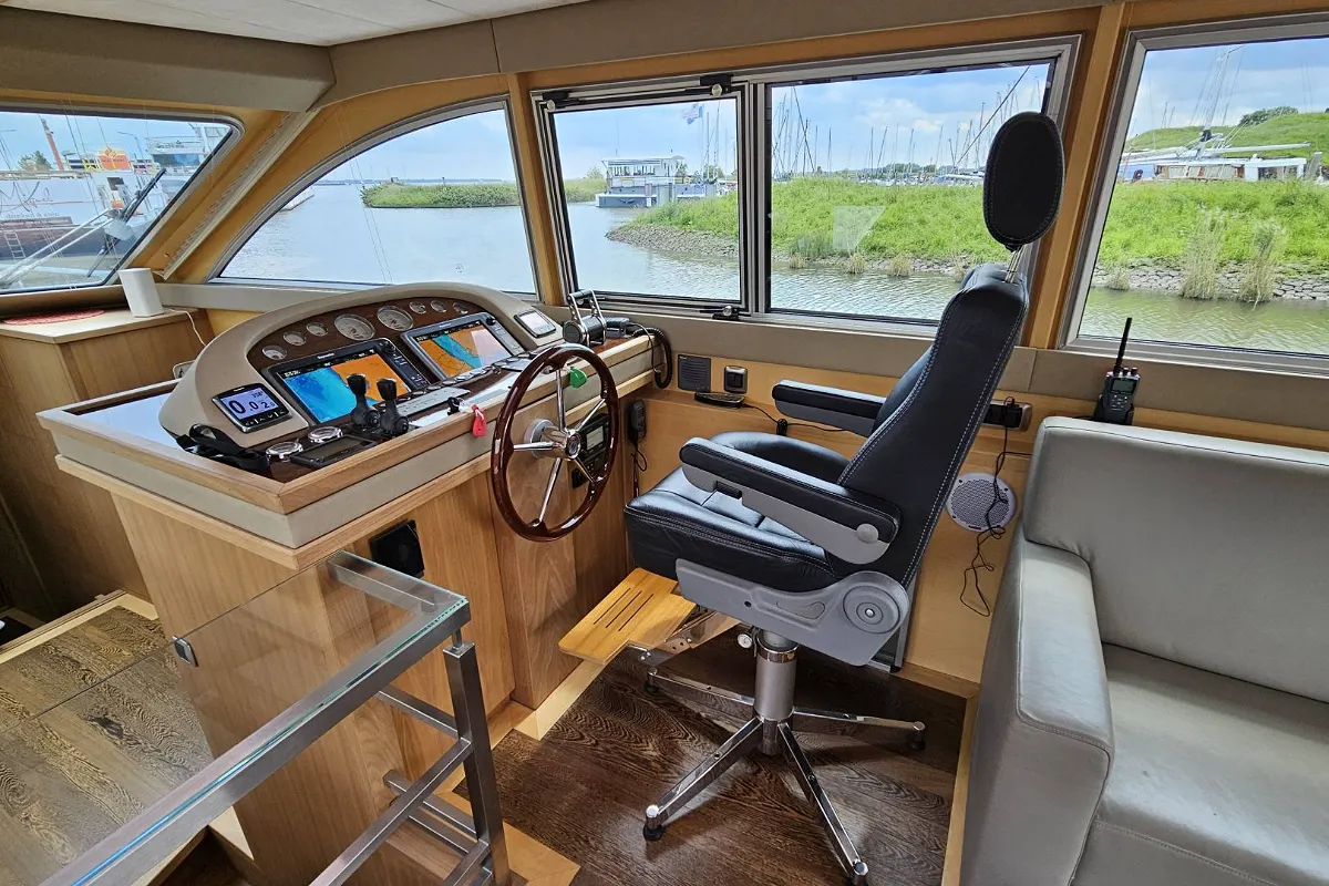 Van Den Hoven Executive 1700 103