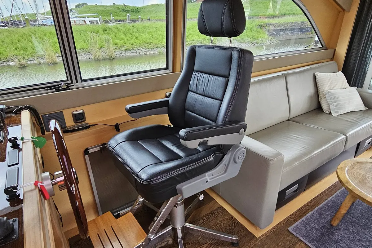 Van Den Hoven Executive 1700 110