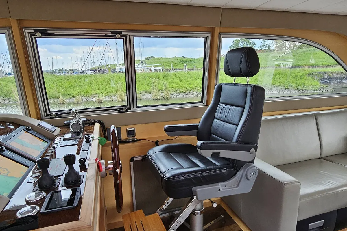 Van Den Hoven Executive 1700 111