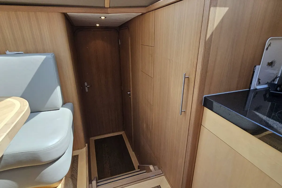 Van Den Hoven Executive 1700 131