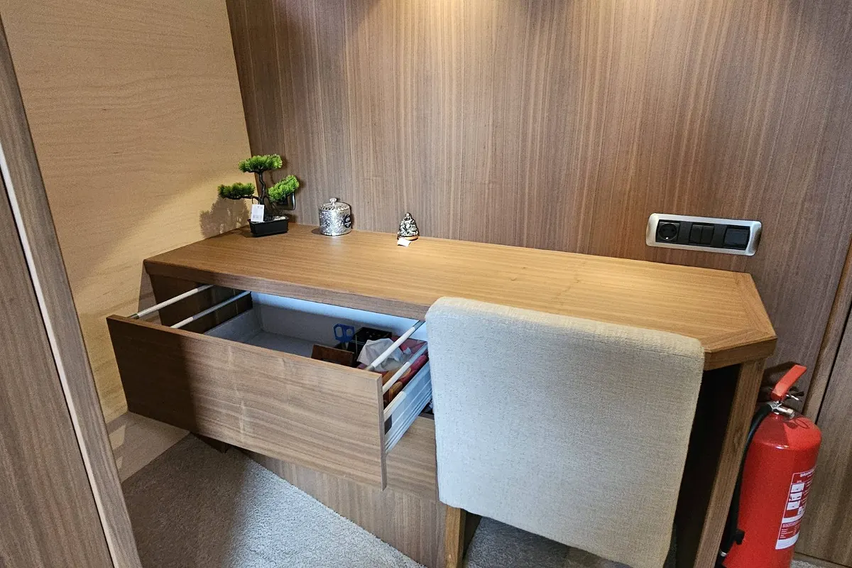 Van Den Hoven Executive 1700 153