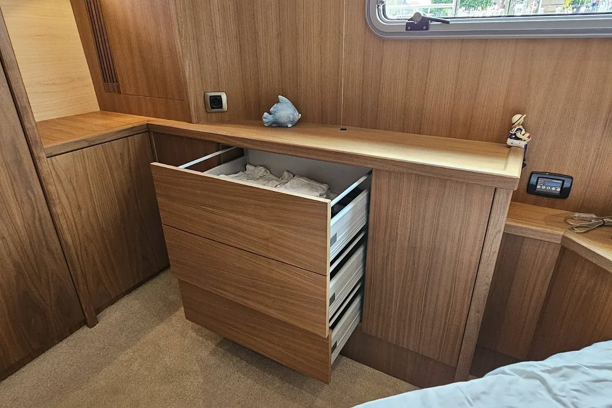Van Den Hoven Executive 1700 157