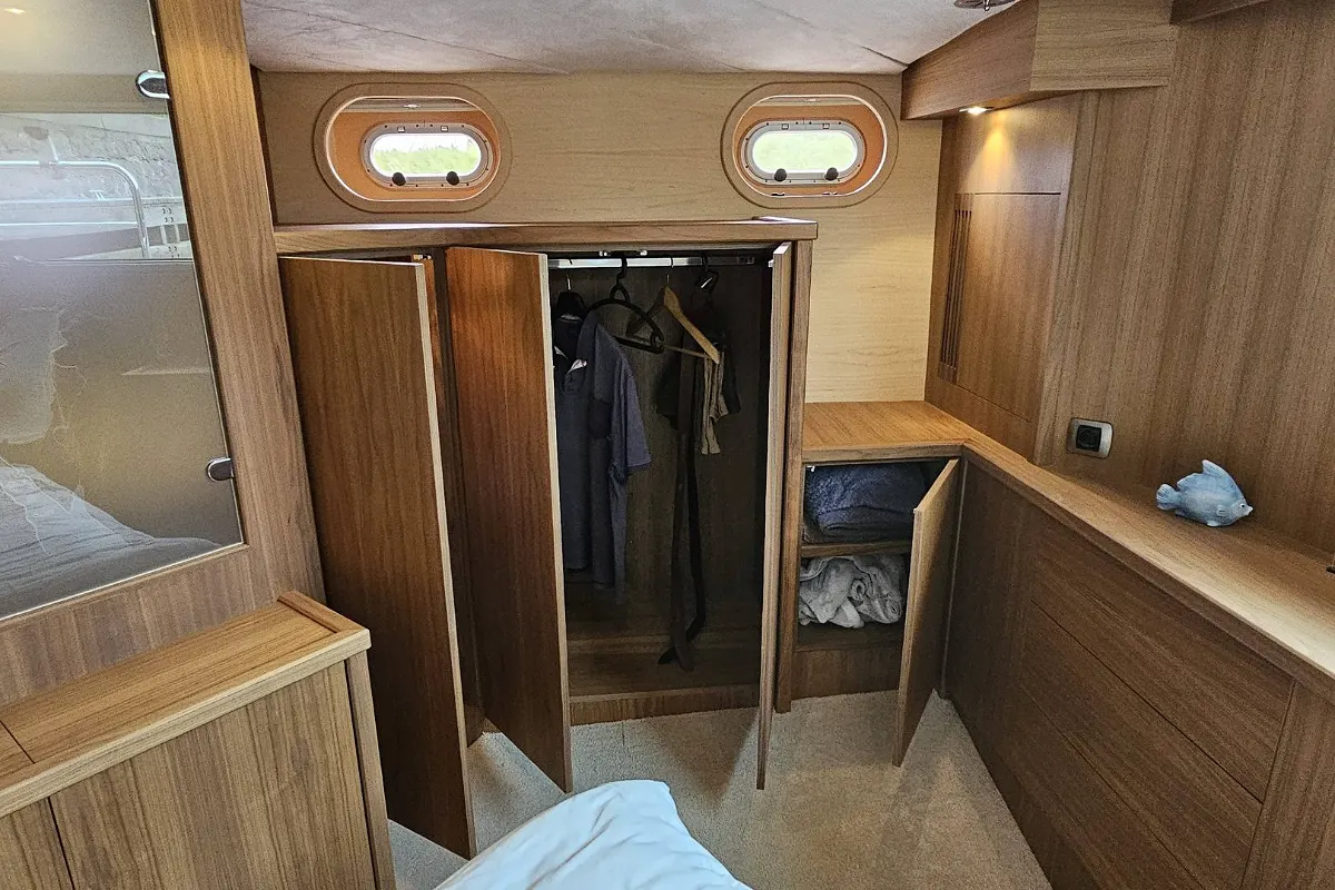 Van Den Hoven Executive 1700 158
