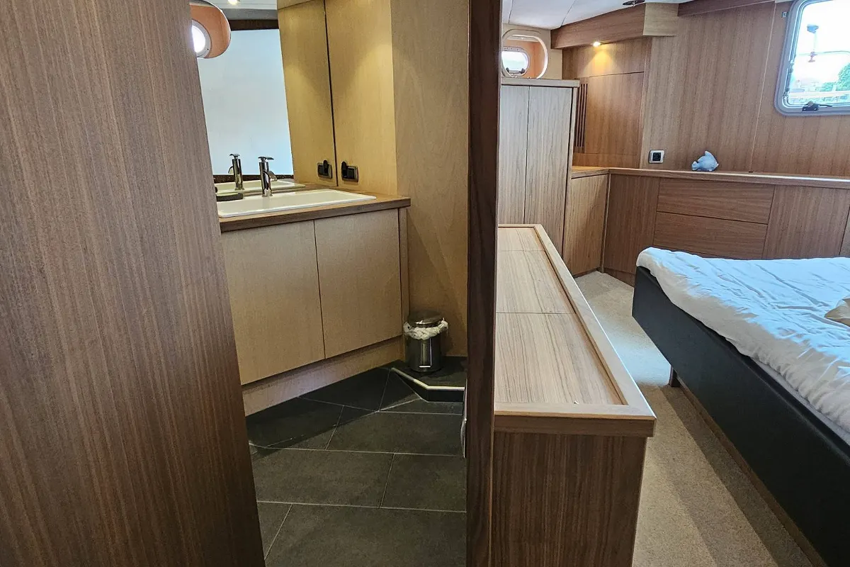 Van Den Hoven Executive 1700 159